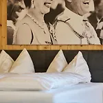 Apartament Luxus Design Mit Panoramafenster - - & Waldblick, Wechselnde Kunst Zum Erwerb