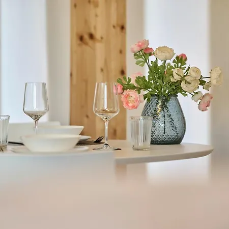 Luxus Design Apartment Mit Panoramafenster - See - & Waldblick, Wechselnde Kunst Zum Erwerb