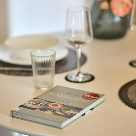 Luxus Design Apartment Mit Panoramafenster - See - & Waldblick, Wechselnde Kunst Zum Erwerb